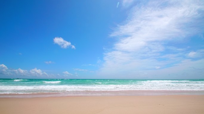 海浪冲击着空荡荡的海滩。