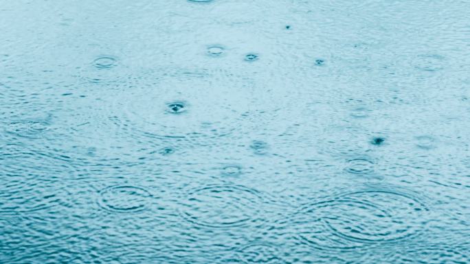 雨滴落在水面上水滴落下概念镜头水资源淡水