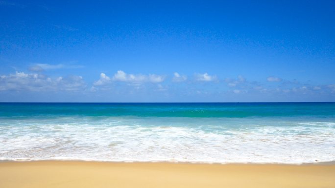 阳光下的沙滩天际线海边海浪海天交接