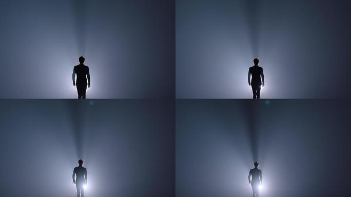 【4k】意境商务人士逆光现行背影