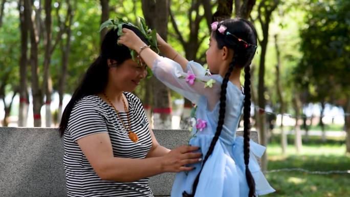 公园母女两个带花环