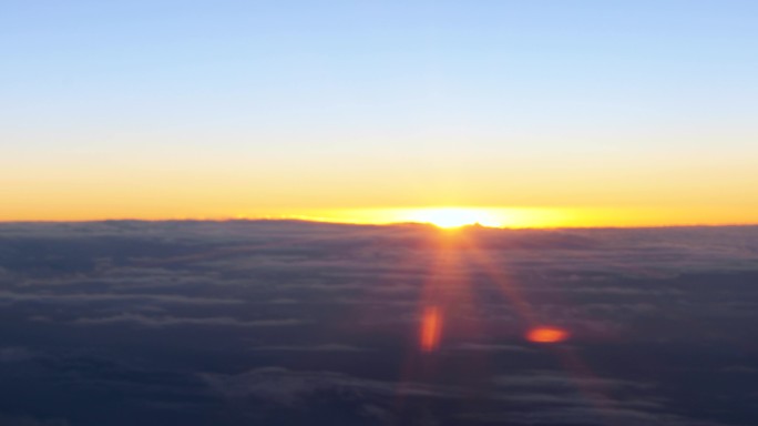 飞机机舱飞机窗外云层运动霞光日出