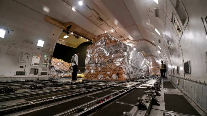 在货机内装货电梯搬运搬家