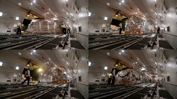 在货机内装货电梯搬运搬家