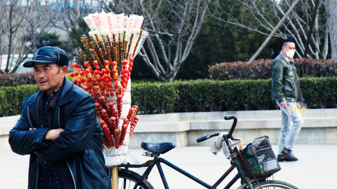 骑自行车，卖糖葫芦的老大爷，
