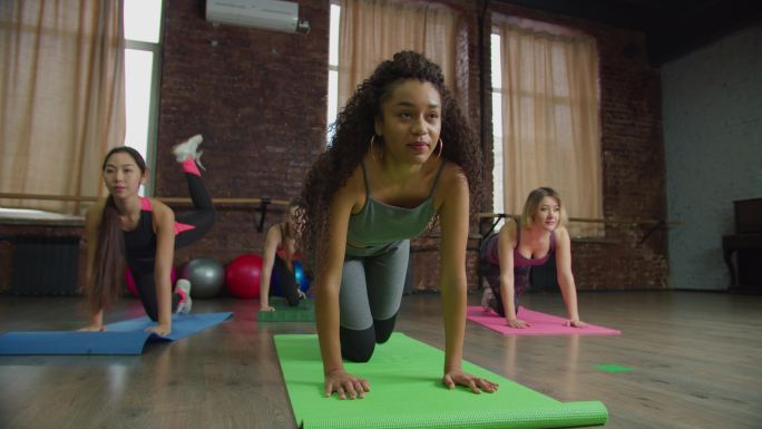 女性在健身房锻炼身体塑性练习瑜伽身体锻炼