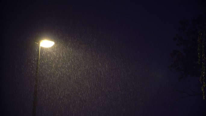 在黑夜大雨中的路灯