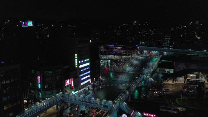 夜晚的台北市中心交通街十字路口