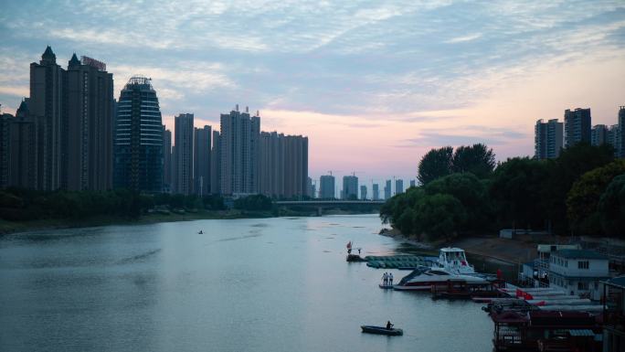 城市河面建筑日落延时摄影