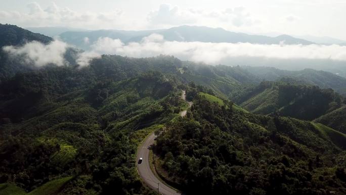 山上蜿蜒道路上汽车行驶