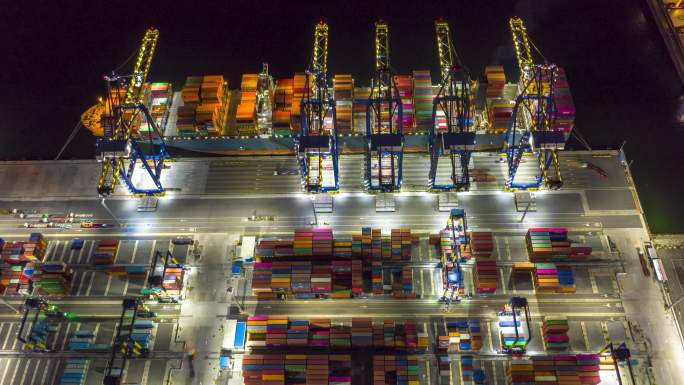 港口集装箱船繁忙进出口贸易夜间夜晚