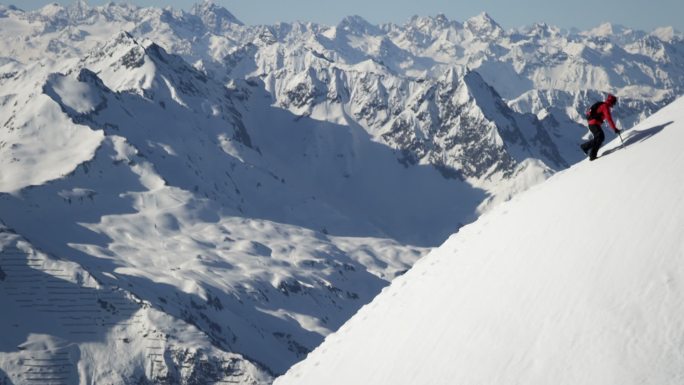 雪山上的登山者爬山攀登山顶攀爬前进前行