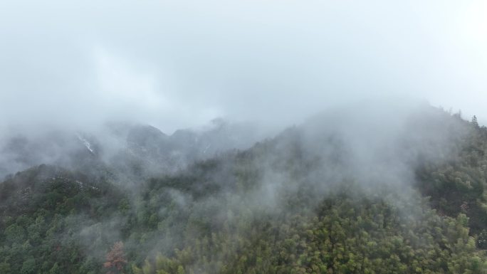 青山绿树高压线铁塔云雾航拍4k