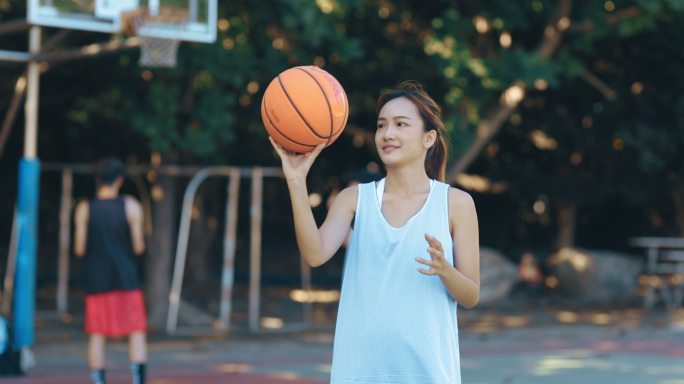 女子篮球打篮球的学生升格运动街头篮球场高