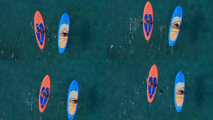 女孩们站起来划桨平行冲浪