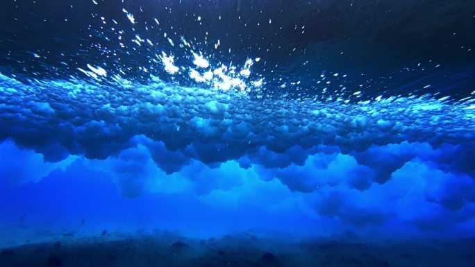 海浪冲破礁石的水下视图