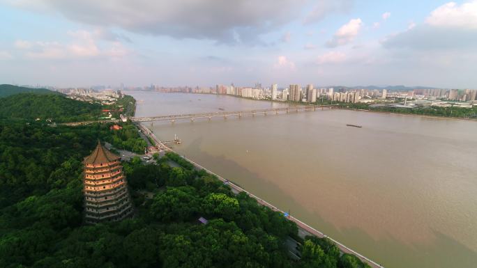 航拍杭州著名景点六和塔和钱塘江大桥