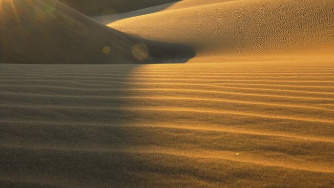 日落时的沙丘风沙地貌光影投影金色大漠广袤