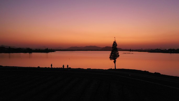 湖边 人们 晚霞 夕阳 散步 美景