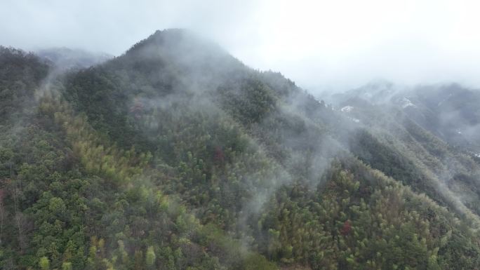 青山绿树高压线铁塔云雾航拍4k