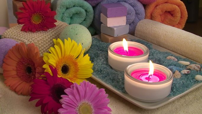 香薰蜡烛、浴盐、兰花、肥皂和毛巾