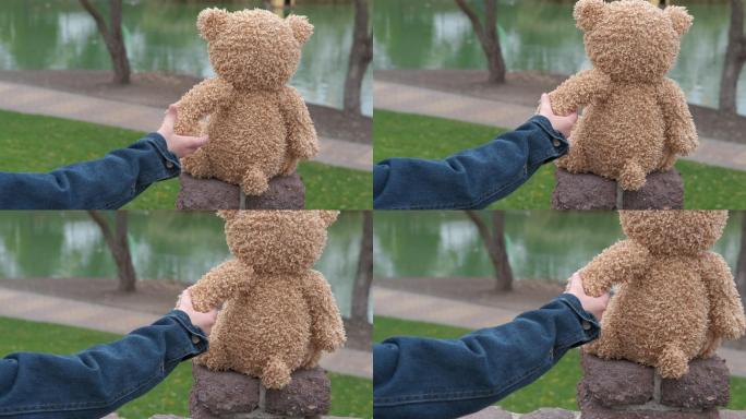 放在公园里的泰迪熊