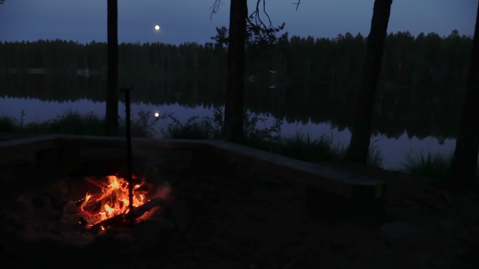 篝火火堆湖边露营