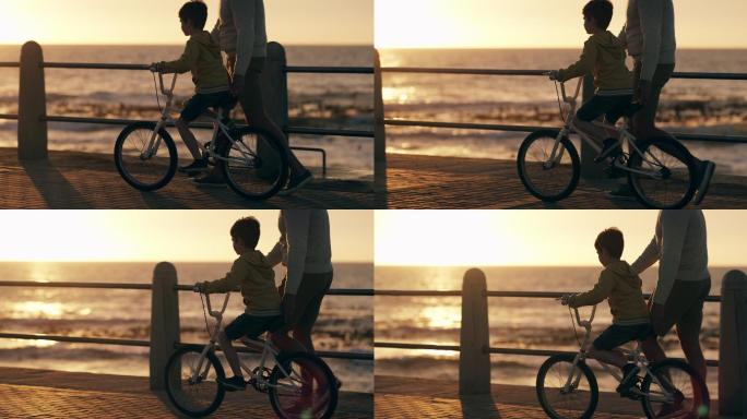 一位父亲教他的孩子骑自行车