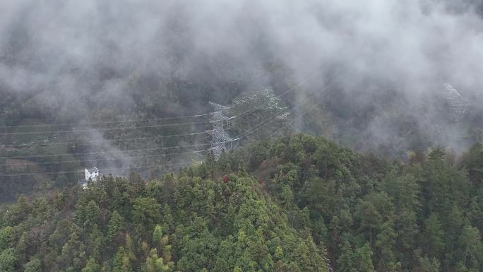 青山绿树高压线铁塔云雾航拍4k