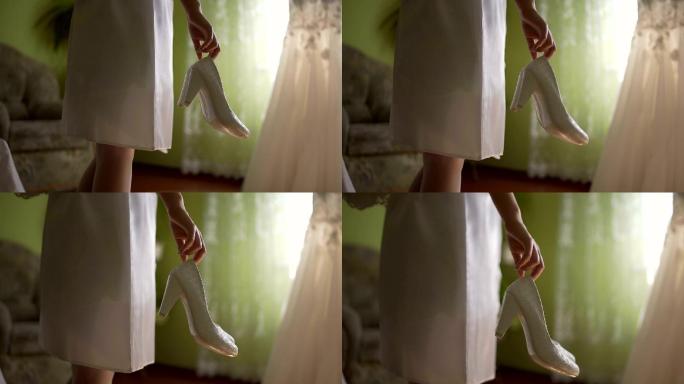 手里拿着结婚鞋的新娘的特写镜头。