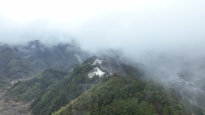 青山绿树高压线铁塔云雾航拍4k