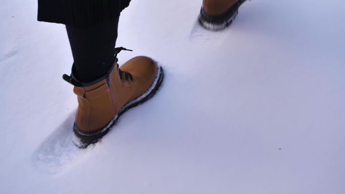 一个人在雪地走路
