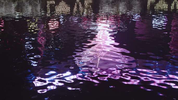 夜晚灯光水面波光粼粼