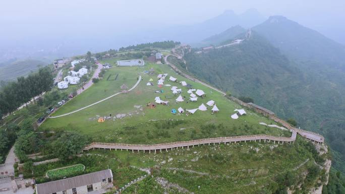 4K正版航拍山东省蒙阴县岱崮崮上草原风景