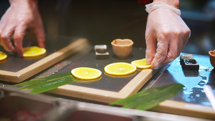 日料厨师在厨房制作日本料理生鱼拼盘