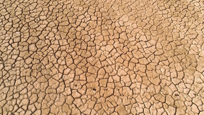 长期干旱后裂开的沙漠土壤