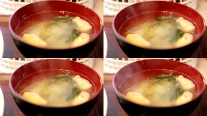 桌上一碗日本味噌汤的特写镜头