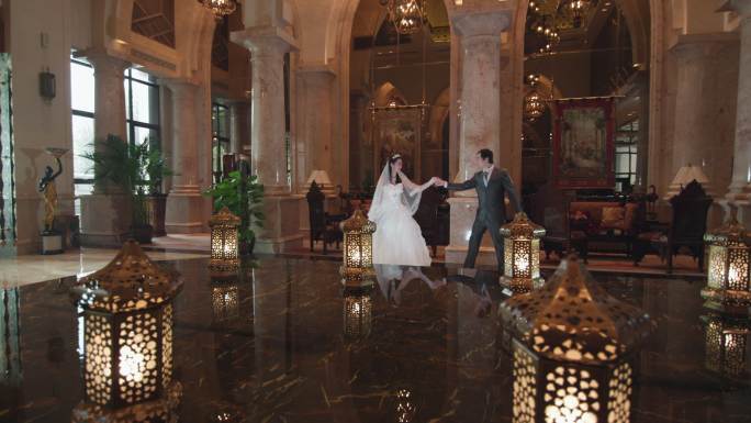 新娘和新郎在豪华酒店宫殿一起跳舞