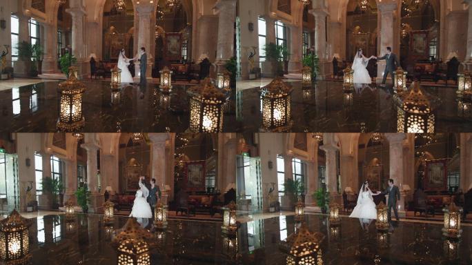 新娘和新郎在豪华酒店宫殿一起跳舞