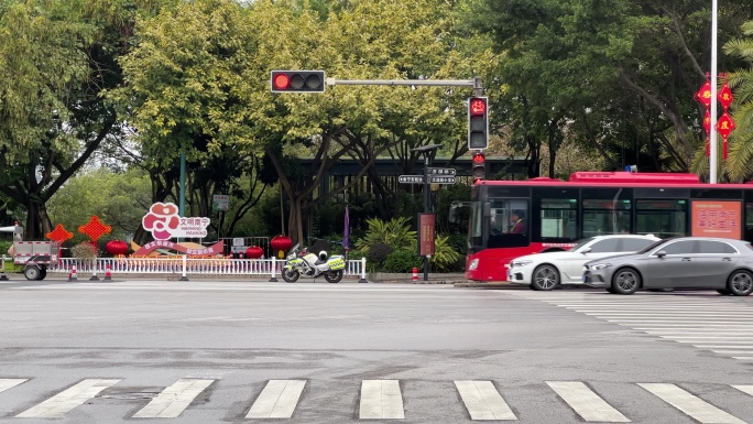 各种车辆通过滨湖路嘉宾路丁字路口