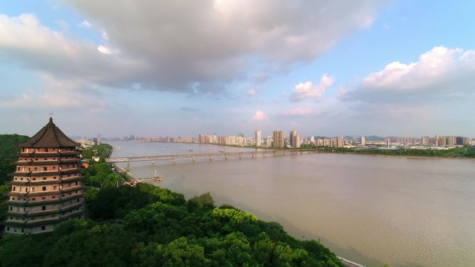 航拍杭州著名景点六和塔和钱塘江大桥