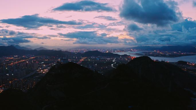 城市 夜景 航拍 翻山 山峰  云霞