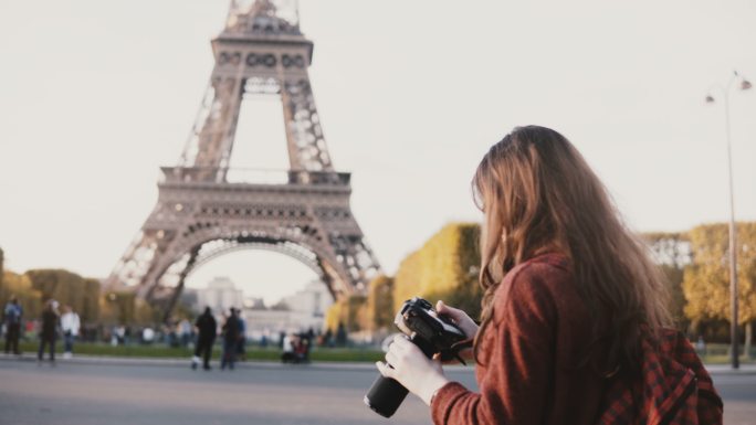 旅行少年在法国巴黎的埃菲尔铁塔上拍照