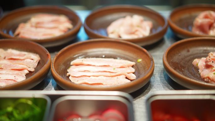 日料厨师在厨房制作日本料理三文鱼生鱼刺身