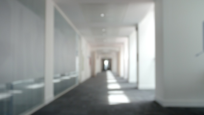 现代大学校园建筑内的走廊