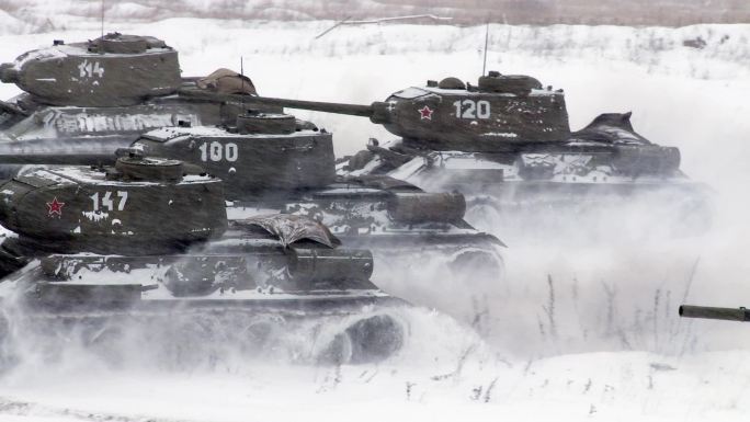 俄罗斯坦克发动T34攻击