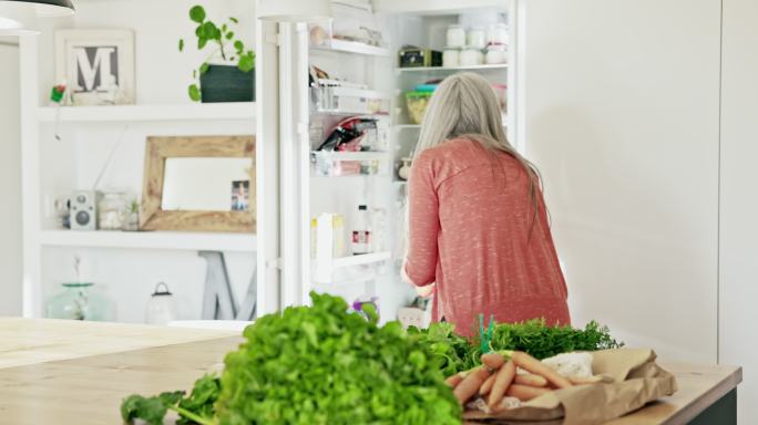 女士正在收拾食品杂货