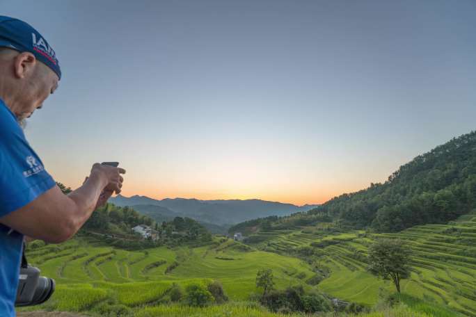 梯田日出光影延时