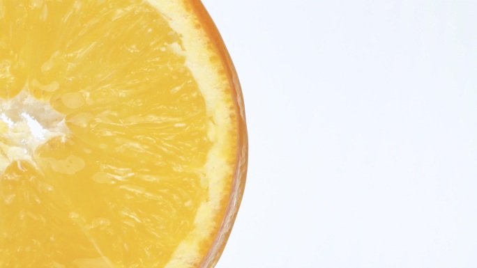 特写镜头：一滴果汁从橘子皮上流过。