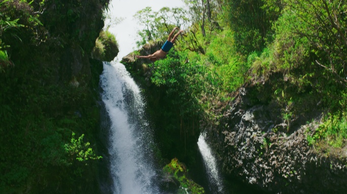 瀑布悬崖跳跃跳水极限运动深潭